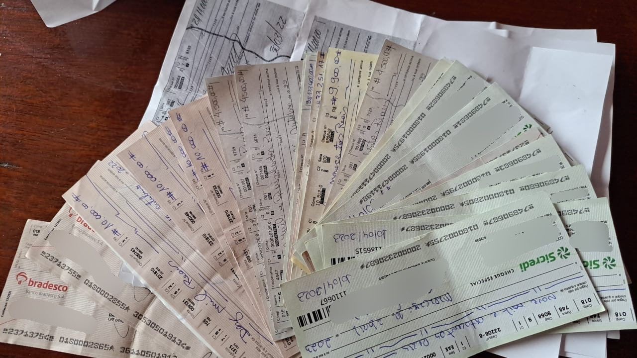 Cheques apreendidos na opera&ccedil;&atilde;o - Foto: Pol&iacute;cia Civil/Divulga&ccedil;&atilde;o